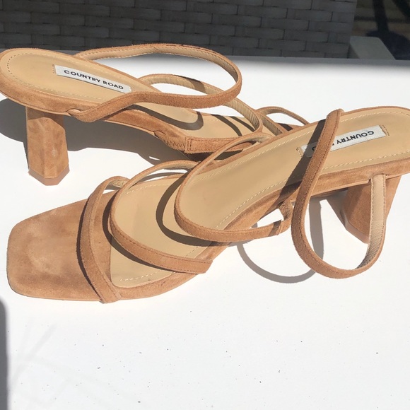 NEAR NEW COUNTRY ROAD Size 39 Tan Suede Cuban block heels - Picture 6 of 10